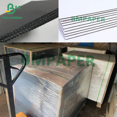 Siyah / Beyaz Dalgalanmış Karton Yapraklar 3 Katman Tam Renkli F Flüt Tahta 700mm X 1000mm
